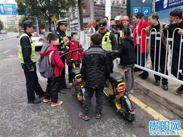 贵阳云岩区频现未成年人驾驶共享电动车 交警:既违法又危险_腾讯新闻