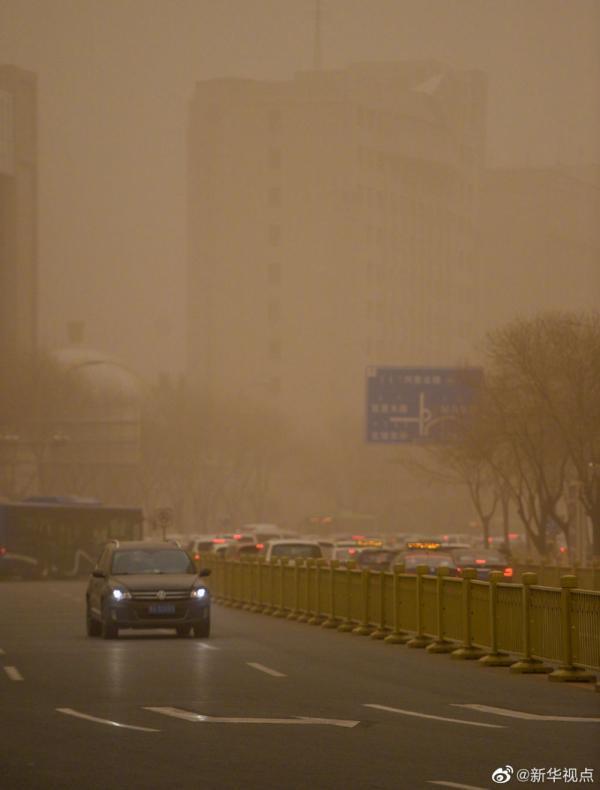 内蒙古多地遭遇强沙尘暴天气