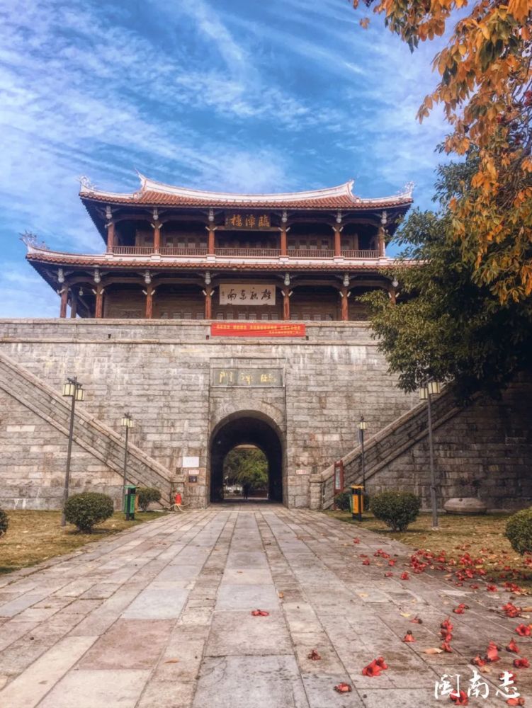 与泉山门,朝天门共同成为泉州三大复古城门