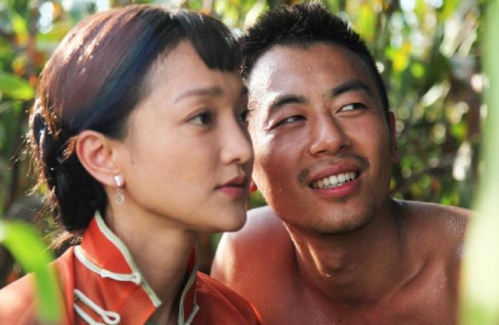 实际上,沈佳妮并不是朱亚文的第一个女朋友,朱亚文之前和另外的一个女