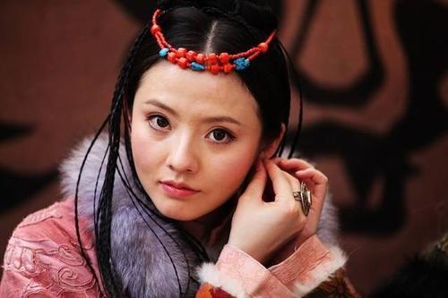 刘邦被30万匈奴围困,陈平奉上美女图,阏氏却催促单于:快放走刘邦