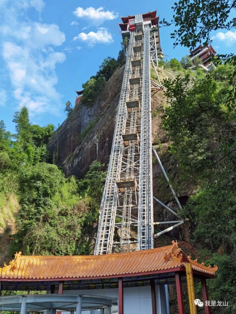 架设了一道长达121米的斜行观光电梯,这也是湖南各景区第一座(营运)