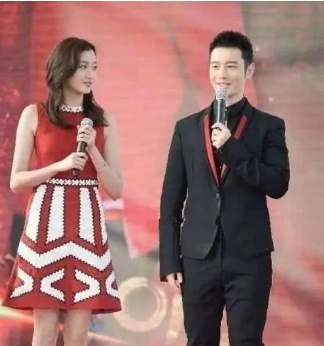 黄晓明的身高一直是个谜.站在关晓彤身边,两人几乎一样高.
