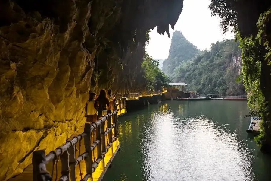 美女网红现身英德九龙,喊话全国网友来英西峰林打卡!