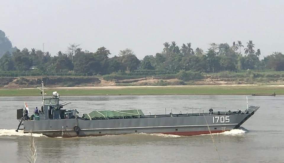军事对峙持续紧张,缅甸海军近岸巡逻艇沿萨尔温江进入克伦邦