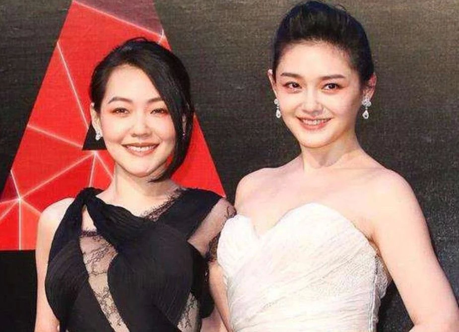 小s女儿的"厌世脸"够美了,再看大s的女儿,名媛坐姿完胜