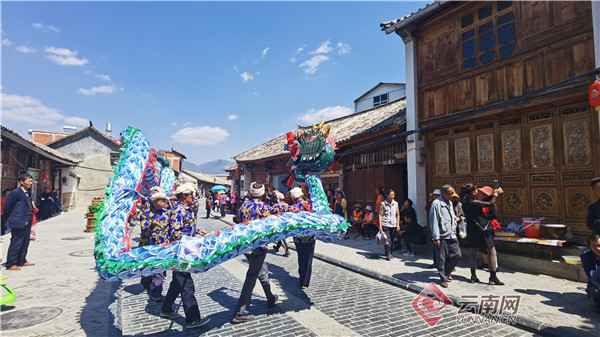 云南保山:"青龙"再现板桥古镇,舞出传统文化之美