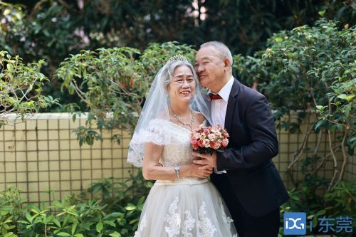 上海老年人拍婚纱照_老年人在教堂拍婚纱照(3)