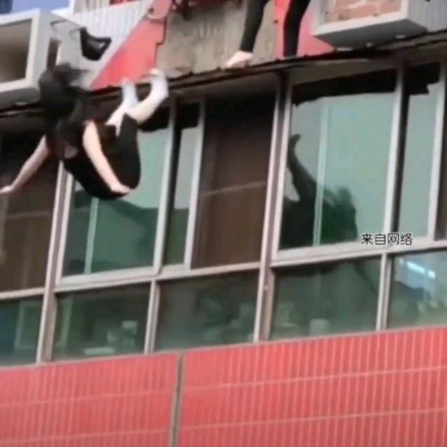 重庆突发一起坠楼事件一名女子疑似窗外雨棚与人争吵不慎坠楼