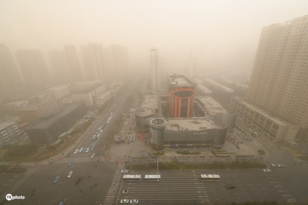 太原遭遇强沙尘暴天气,空气质量指数"爆表",达到严重污染级别