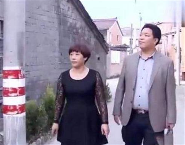 何荣锋:因躲债离家,困难时遇"神仙姐姐",20年后赠一百万元支票