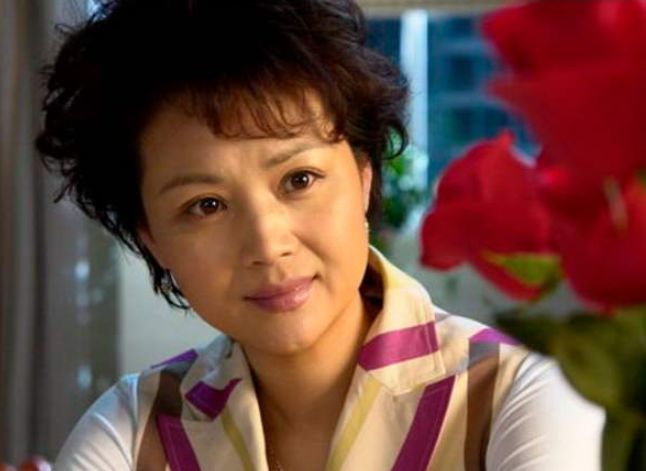 53岁茹萍气质还这么好,与二婚老公恩爱22年,如今女儿比她还美!