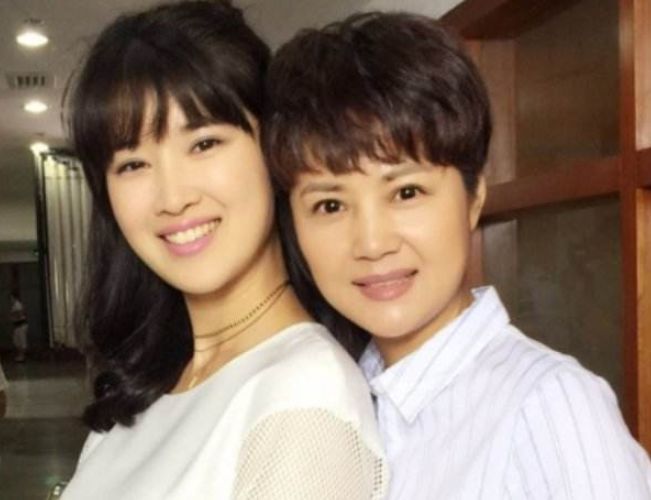 53岁茹萍气质还这么好,与二婚老公恩爱22年,如今女儿比她还美!