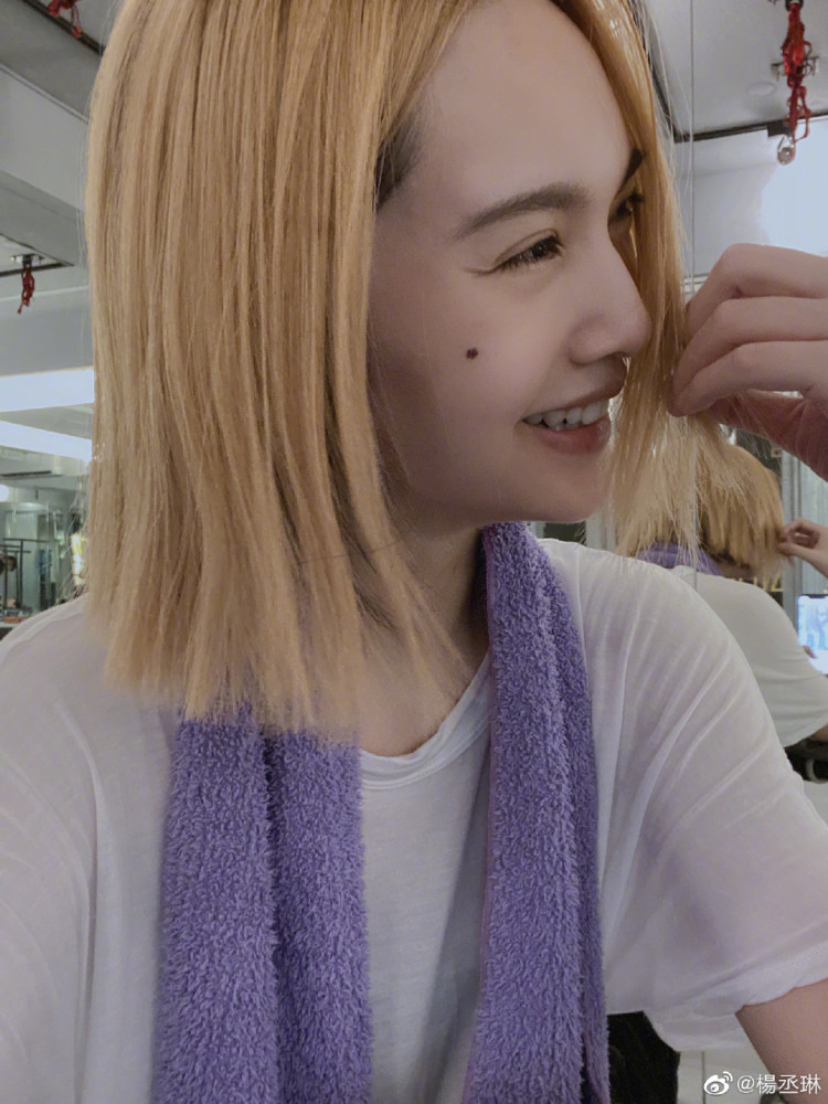 杨丞琳标志性的短发发型太过潇洒又不失霸气!