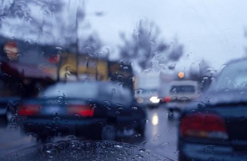 给人一种无限遐想的可能,那个…有人和我一起雨中漫步吗?