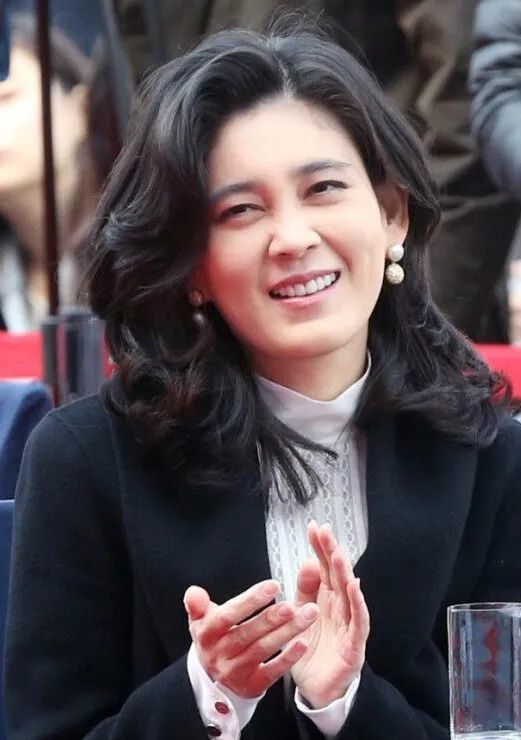 她是韩国第一白富美长相漂亮坐拥百亿为穷小子自杀是对是错