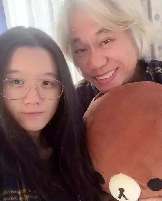 她是李坤城前妻,前夫与小40岁女友怀孕领证,她儿孙绕膝很幸福