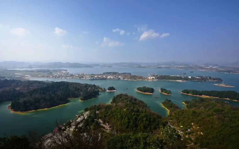 贵州红枫湖是典型的喀斯特高原湖,湖边有红枫岭.