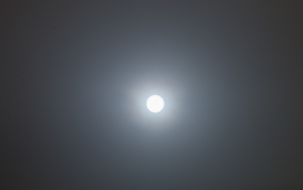 北京为何出现"蓝太阳"