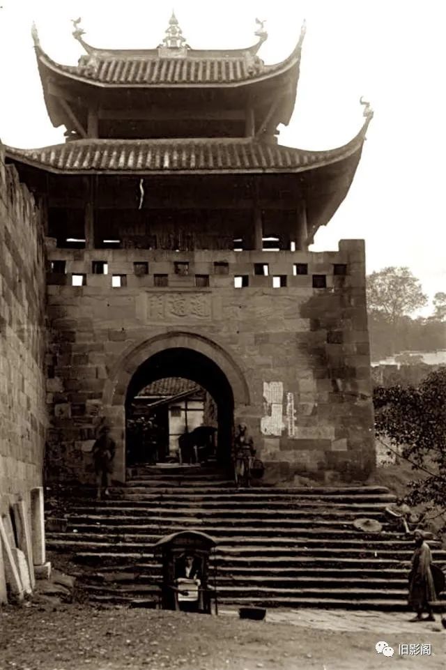 晚清时期的重庆,古城墙通远门吊脚楼