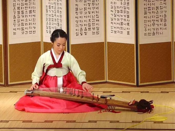 伽倻琴是朝鲜族古老的弹弦乐器,早在公元500年左右就已流行在朝鲜半岛
