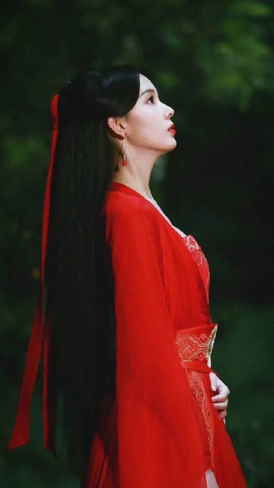 今日是瑶妹篇一抹红衣和蓝衣美飒了陈瑶