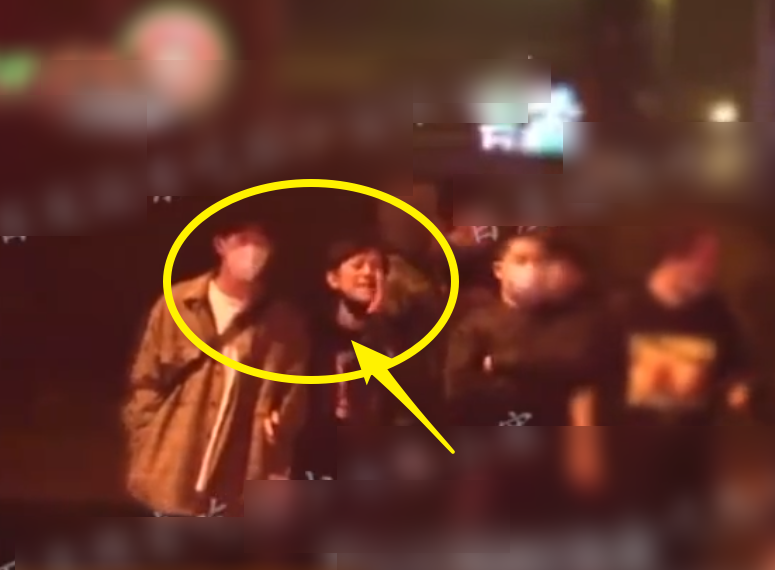 何炅和男子牵手照曝光,当街"摸脸杀"太甜蜜,二人关系如何很显然