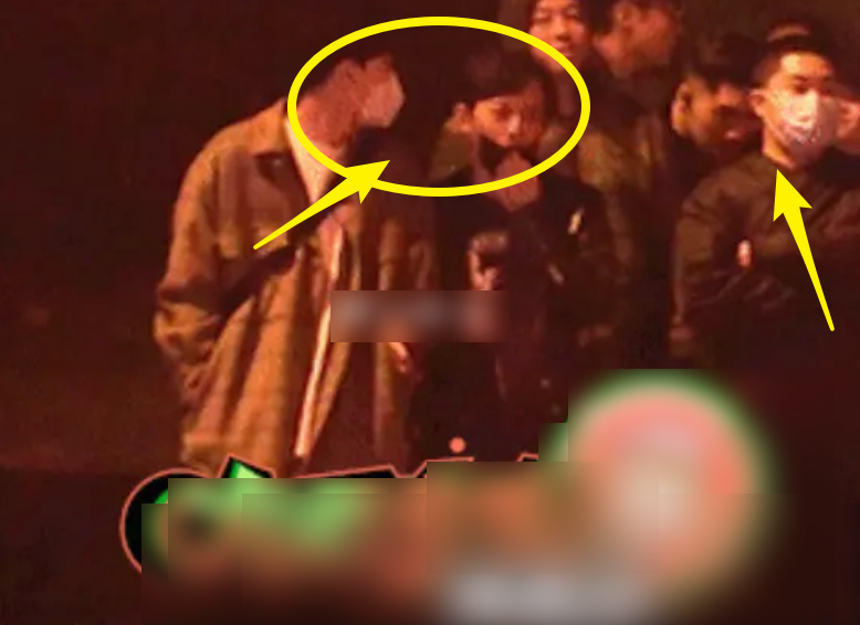 何炅和男子牵手照曝光,当街"摸脸杀"太甜蜜,二人关系如何很显然