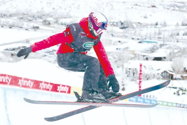 雪联自由式滑雪和单板滑雪世锦赛上,17岁中国选手谷爱凌无疑成为焦点