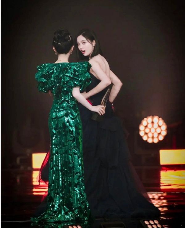 微博之夜尴尬瞬间,王一博骑小摩托,吴宣仪的礼服被鞠婧祎弄湿