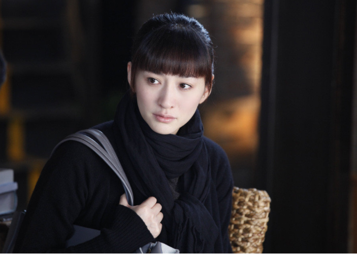 怨言,依然坚强生活,以至于男主会被她身上积淀出的坚韧勇敢之美而吸引