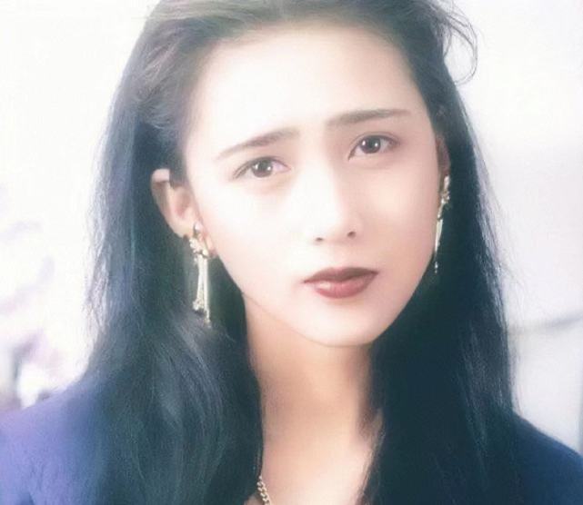 51岁工藤静香晒近照,脸颊凹陷嘴角布满皱纹,与年轻时