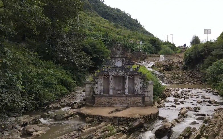 贵州河道中的古墓,百年山洪纹丝不动,一处绝佳的风水宝地
