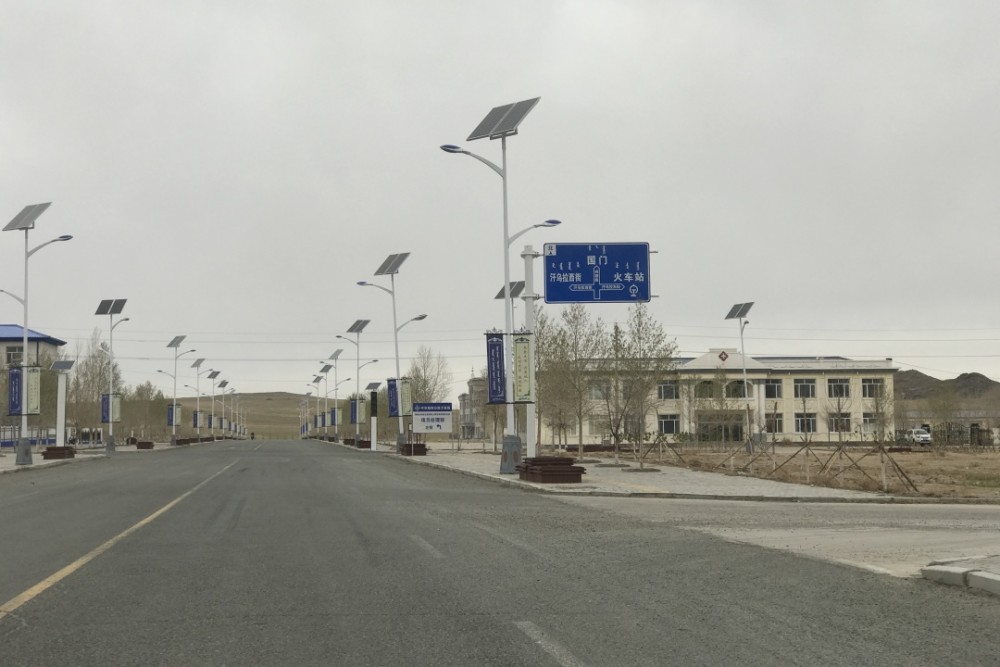 于是决定就在口岸门前和口岸所属的镇 嘎达布其镇)进行半个小时"深度