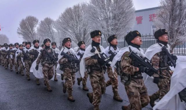 了强军路上边疆军人时刻保持冲锋的姿态▌作者丨李仁锡,黄飞皓,刘咏逸