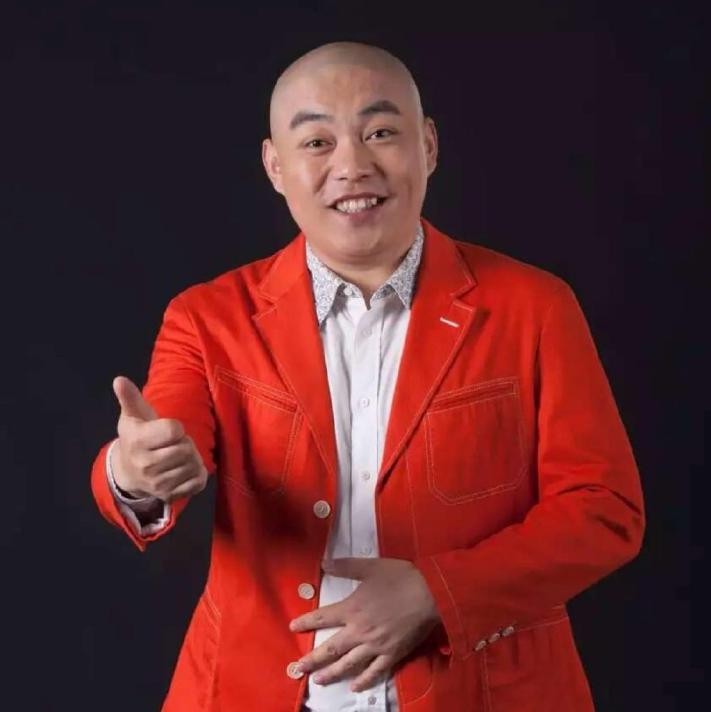 赵本山徒弟程野近照曝光,全身奢侈品好阔气,一件上衣一万多