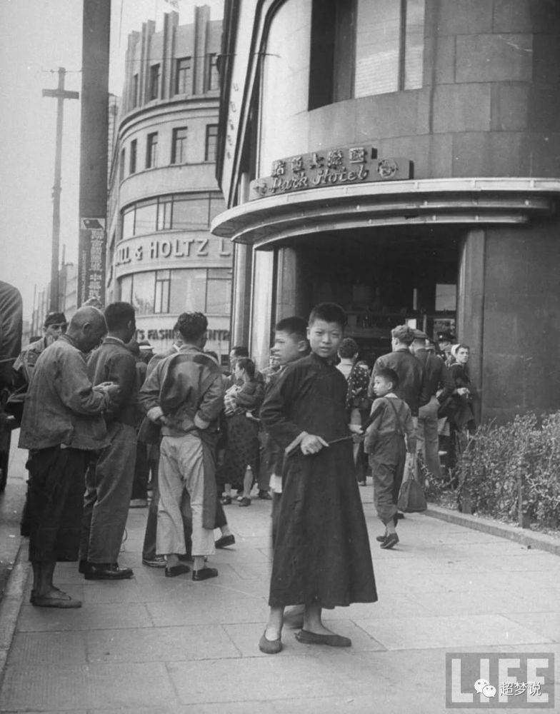 1945年11月,上海.中国人聚集在国际大饭店门口准备围观美军.