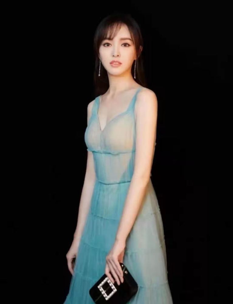 唐嫣身材真好,"放开穿"秀出丰满的曲线,一袭薄纱裙也太迷人了