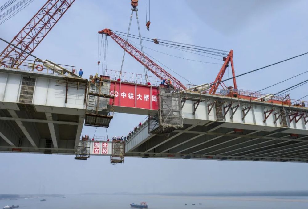 世界最大跨钢混组合梁斜拉桥合龙