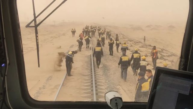 铁路线被沙子掩埋,100多人拎着铁锹冲下车!