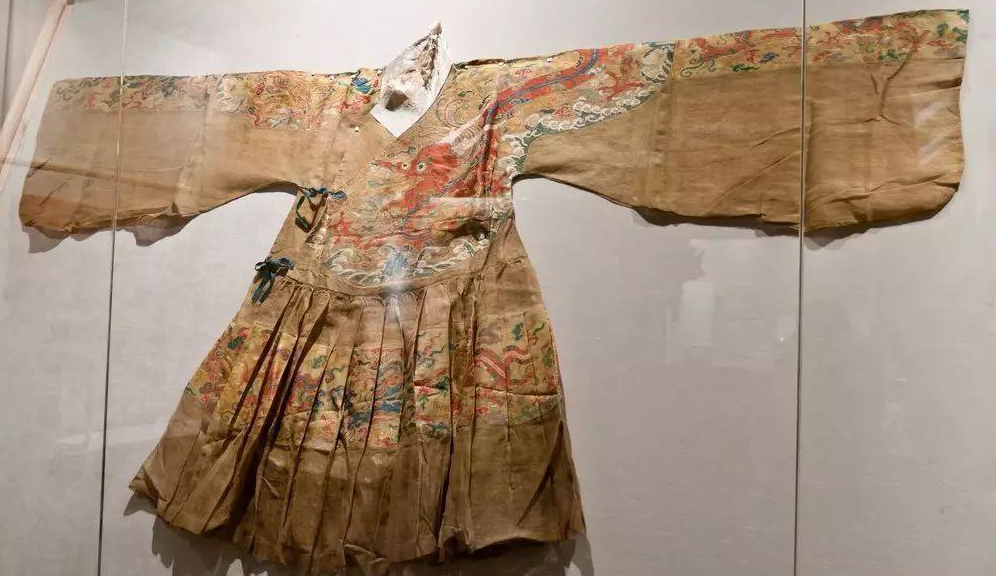 当锦衣卫的"飞鱼服"遇上百褶裙,从古代到现代惊艳了