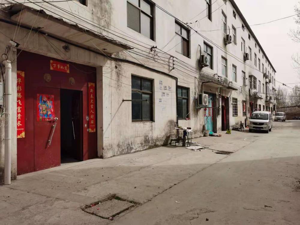 但在惠济桥村的大街上,却显得异常的平静,不少村民都像往常一样坐着
