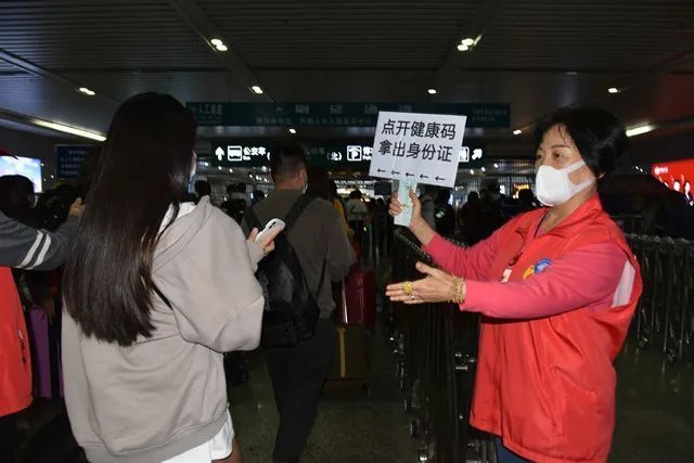 为确保旅客有序进,出站,火车站志愿服务者在进出站口对"八闽健康码"