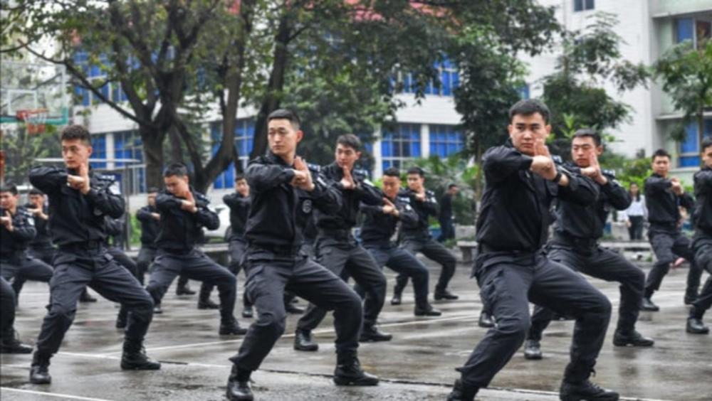 封面新闻记者就被特警训练方阵吸引,只见正在操练警体拳的特警们动作