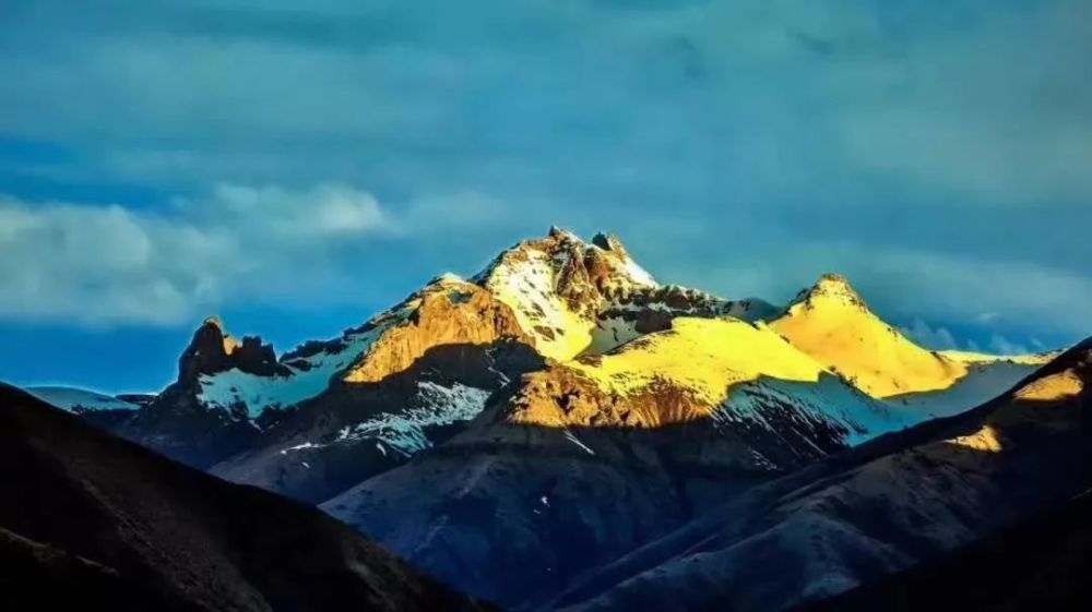 尕朵觉悟神山为藏区四大神山之一,信徒们深信仅仅顺时针绕神山朝拜一