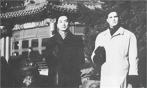 不过让这份感情变成爱情,且不单单是"境遇性爱情"的,是时佩璞告诉布尔