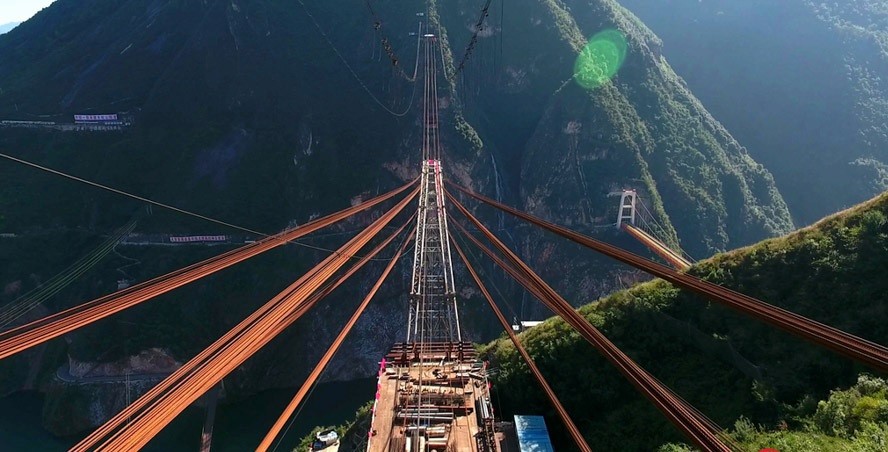 图为大瑞铁路的"咽喉"澜沧江特大桥钢管拱合龙,创三项世界建桥记录