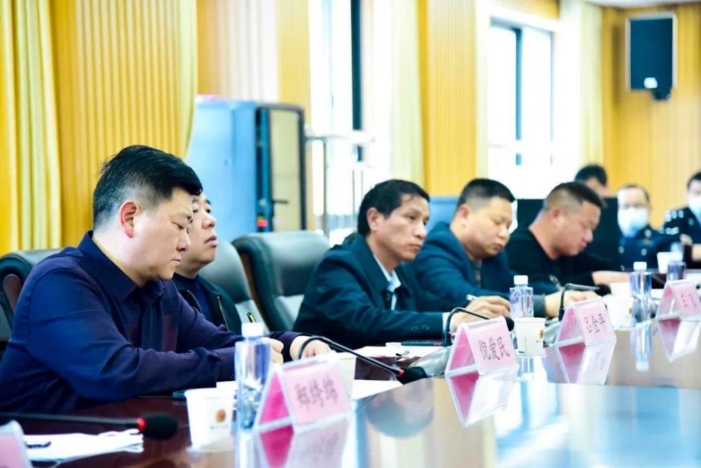 在座谈会上,受副县长,县公安局党委书记,局长肖绍荣委托,孙红辉同志