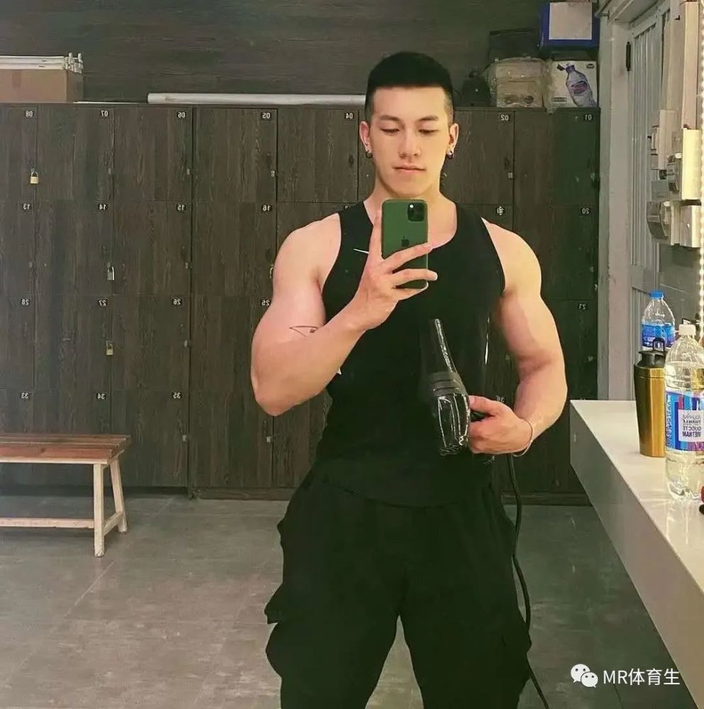 帅气的形象,强壮劲爆的身材!这位越南帅哥你们爱了吗