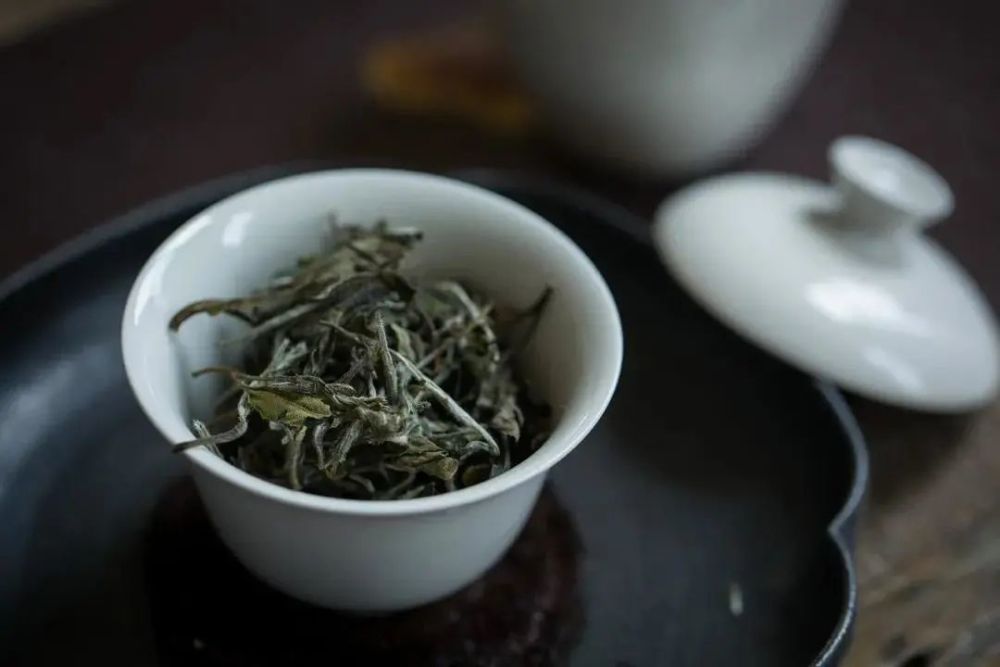 要点四:冲泡白茶可以不用醒茶,润茶 醒茶即提前将茶叶在相对通气